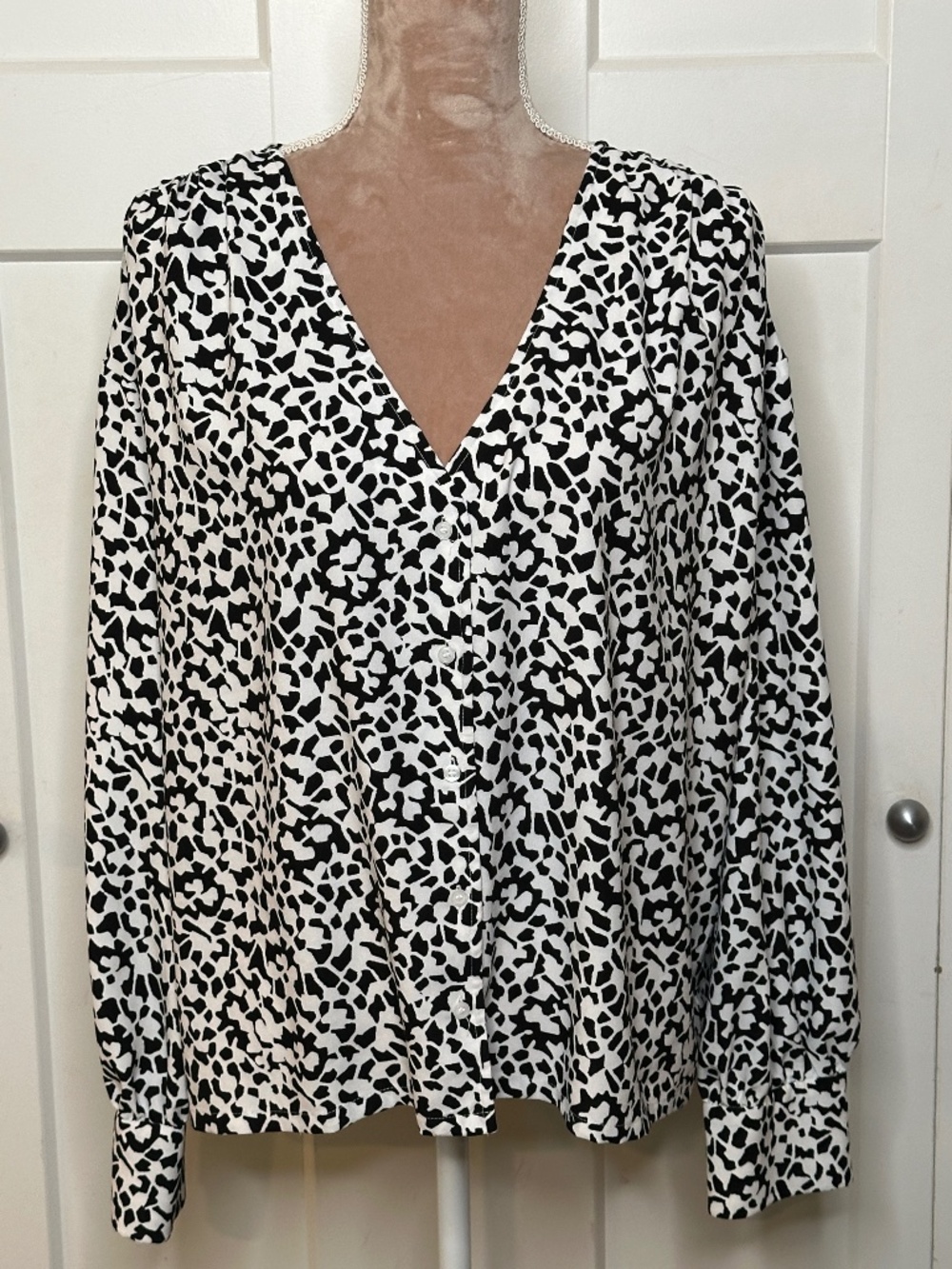 Nordstrom V-Neck Button Down Blouse, Black and White, Sz XL